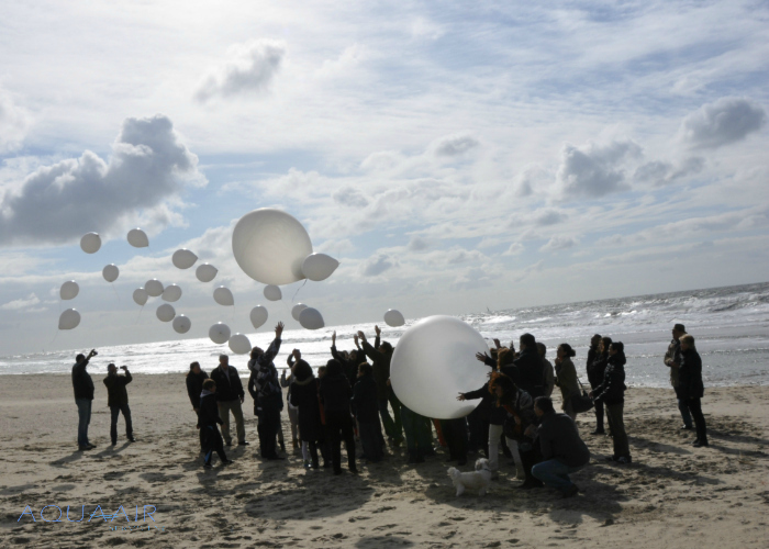 Ballonverstrooiing asverstrooiing met heliumballon samen met begeleidingsballonnen