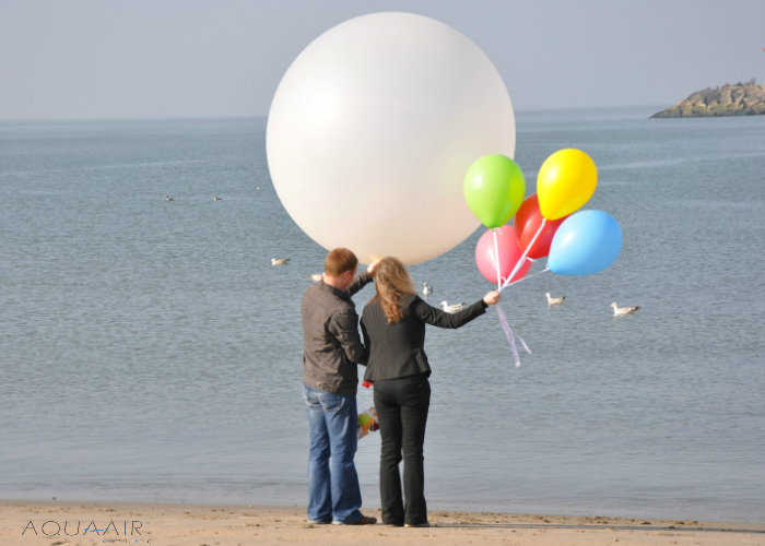ballonverstrooiing asverstrooiing van een kind per heliumballon